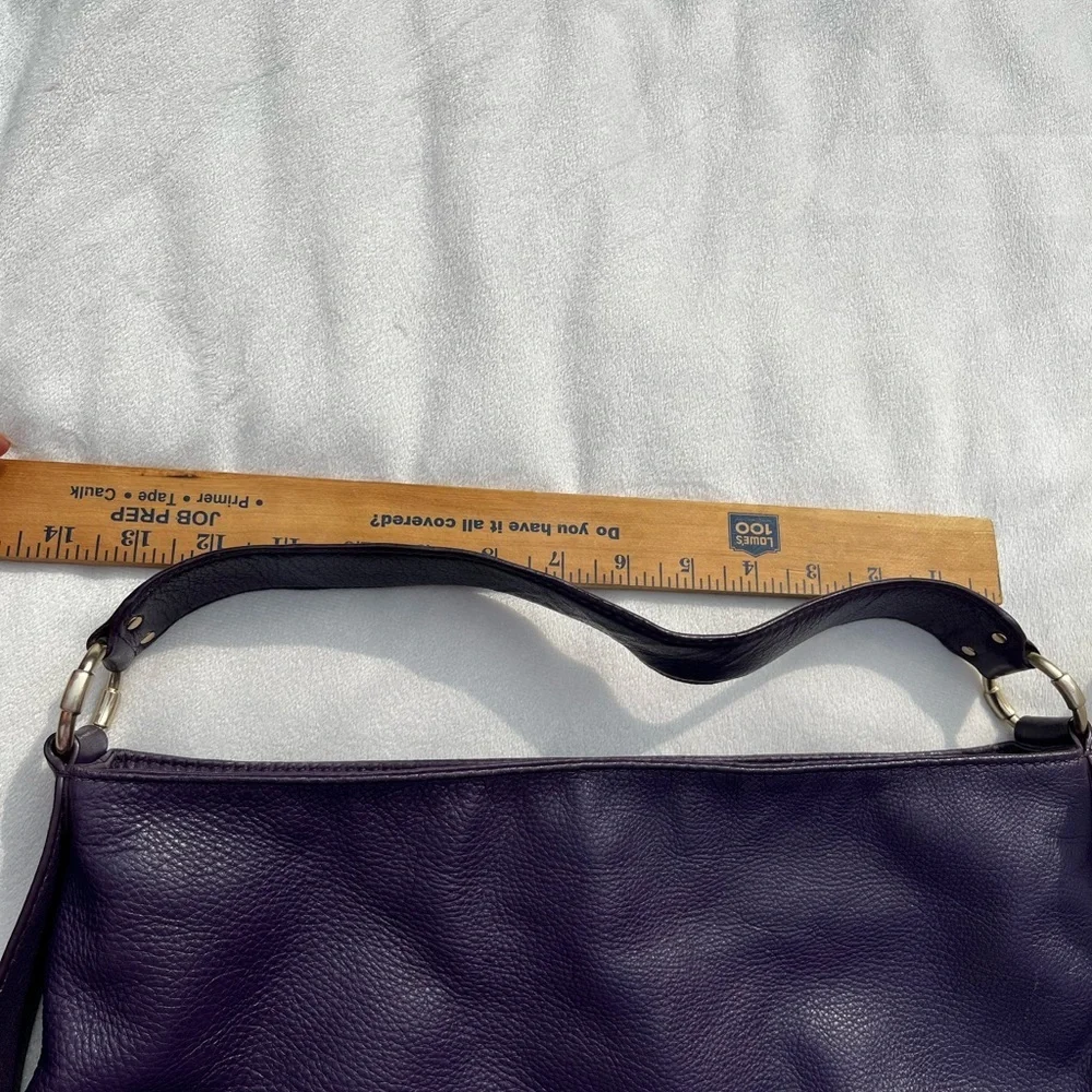 Michael Kors Austin hobo bag crafted from pebbled leather gold-tone hardware.